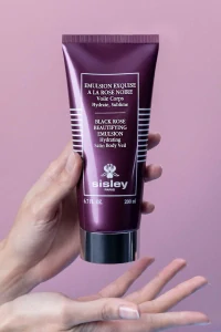 Sisley Black Rose Beautifying Emulsion vysoce hydratační a zkrášlující péče o tělo 200 ml